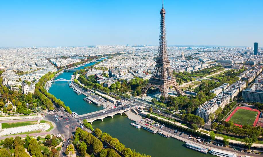 Der Eiffelturm, ein schmiedeeiserner Gitterturm auf dem Champ de Mars, aus der Luft in Paris | © Gettyimages.com/saiko3p
