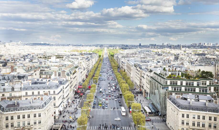 Champs-Elysées avenue, gesehen von der Spitze des Arc de Triomphe | © Gettyimages.com/portishead1