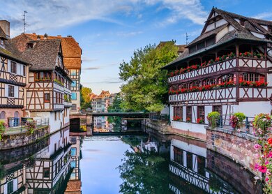 Kleiner Kanal in Quartier Petite France mit Häusern in Straßburg | © Gettyimages.com/carmengabriela