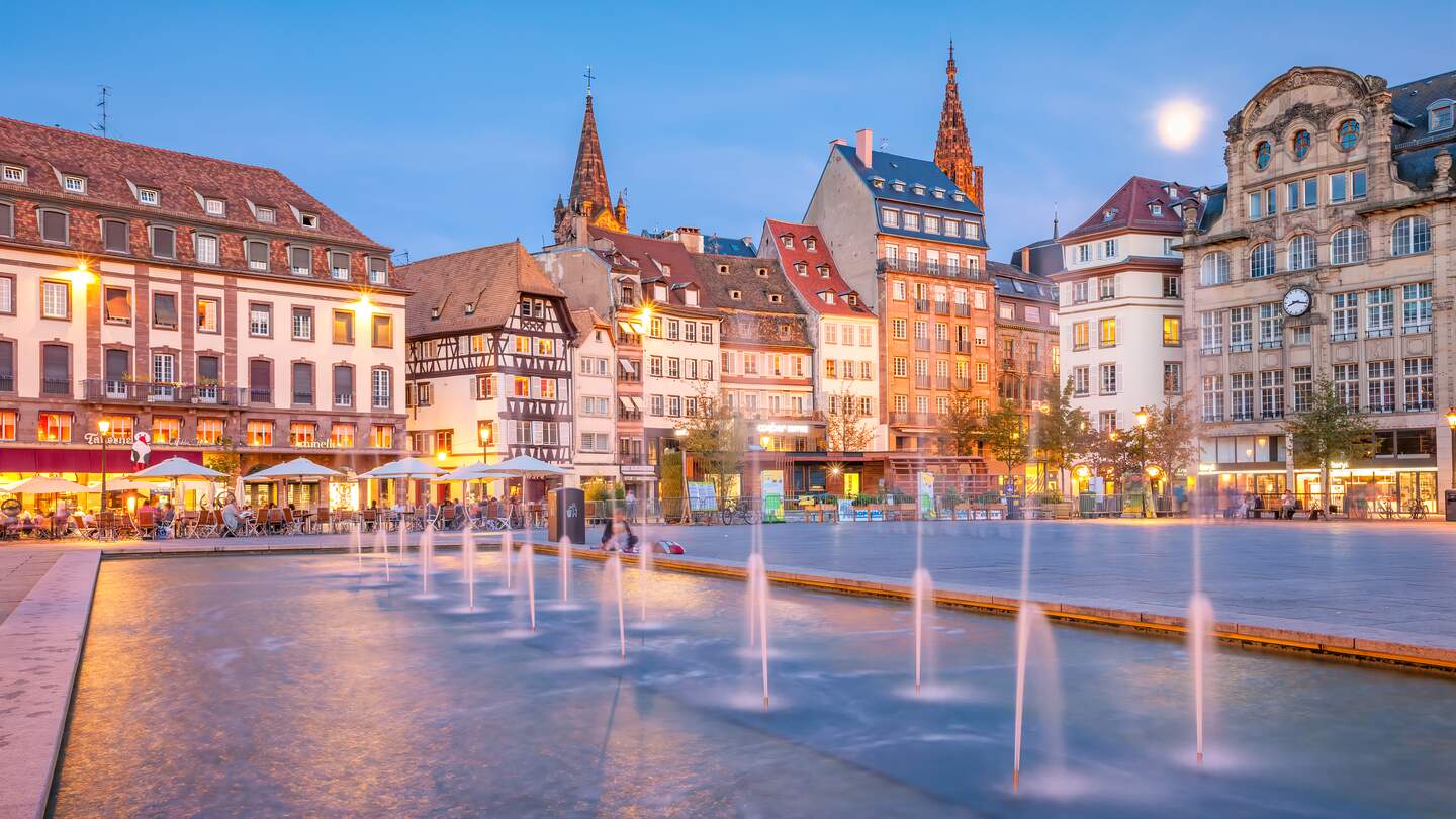 Blick auf den Stadtplatz von Straßburg am Abend | © Gettyimages.com/benedek
