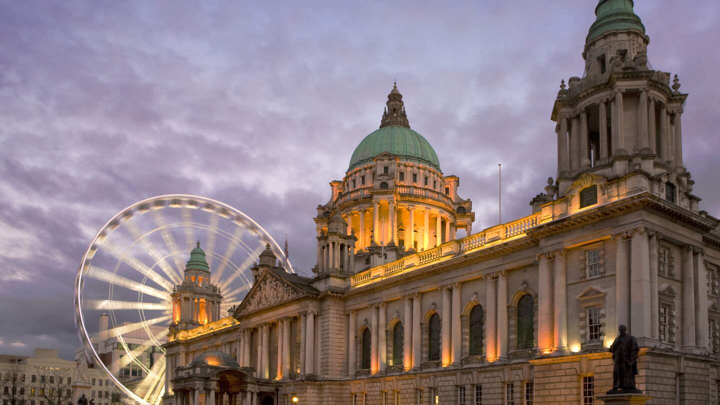 Das Belfast Eye zusammen mit dem Rathaus | © Gettyimages.com/robertmayne