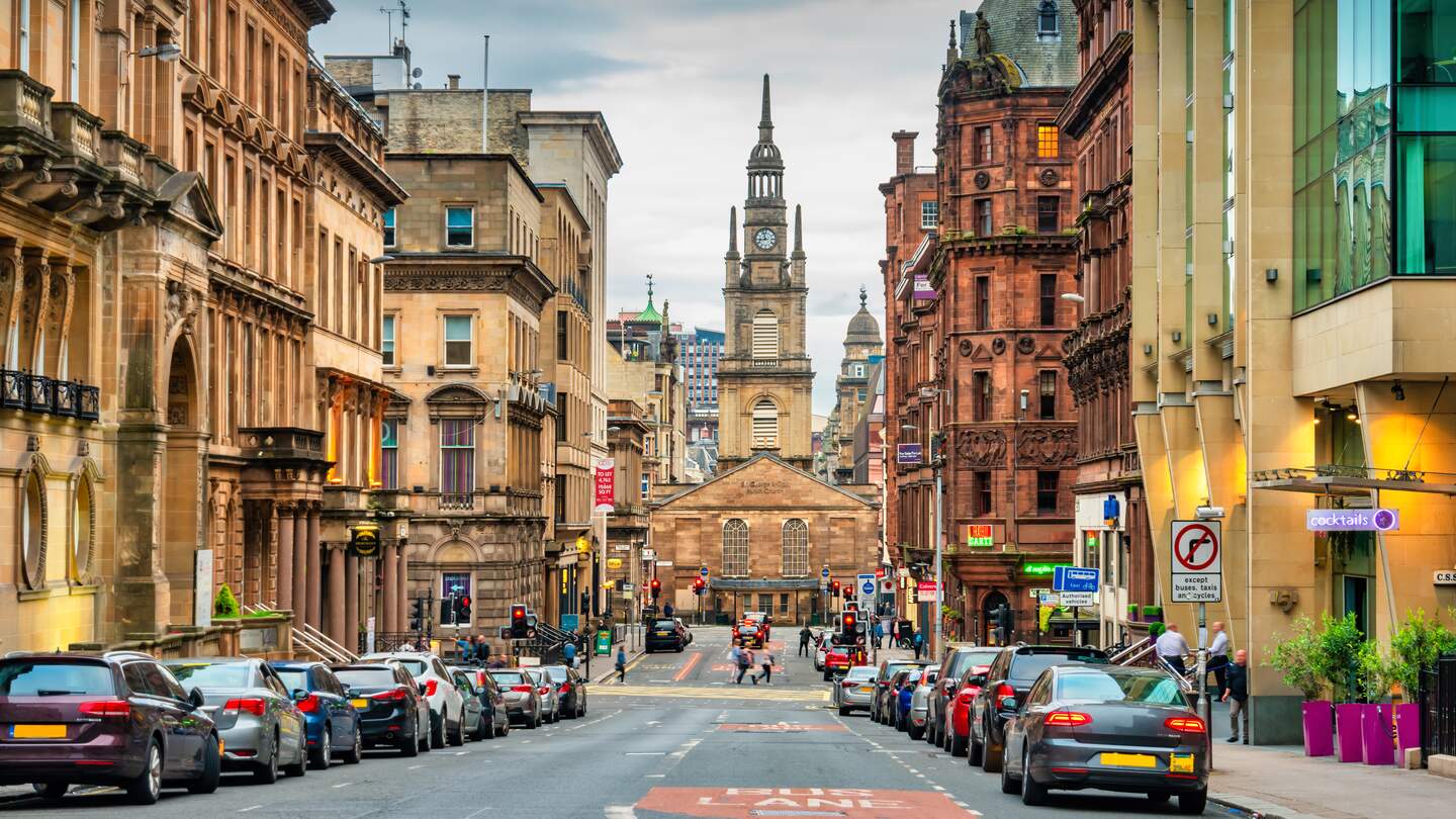 Innenstadt von Glasgow mit George Street und der St. George's Tron Church | © Gettyimages.com/benedek