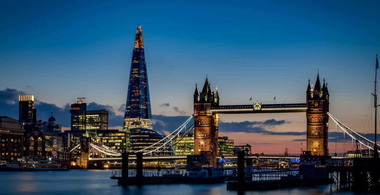 Tower Bridge und die Skyline von London bei Nacht  | © Gettyimages.com/Moussa81