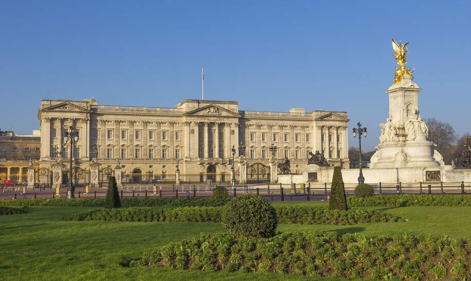 Buckingham Palace aus der Ferne in London | © Gettyimages.com/mikeinlondon