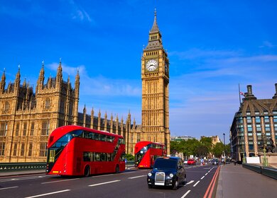 Der Big Ben Glockenturm und ein typischer Bus in London | © Gettyimages.com/LUNAMARINA