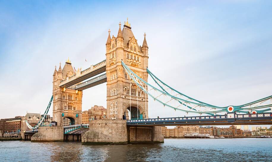 Panorama der berühmten Tower Bridge im Sonnenlicht und der Themse in London | © Gettyimages.com/Mlenny