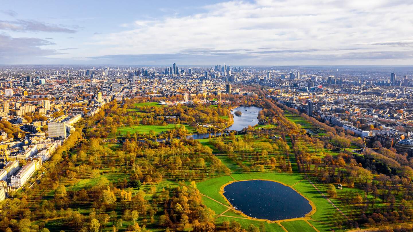 Wunderschöner Panoramablick aus der Luft auf den Hyde Park in London | © Gettyimages.com/Ingus Kruklitis