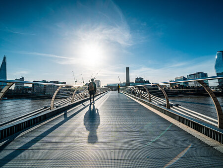 Menschen gehen auf die Millenium Bridge, London | © Gettyimages.com/CHUNYIP WONG