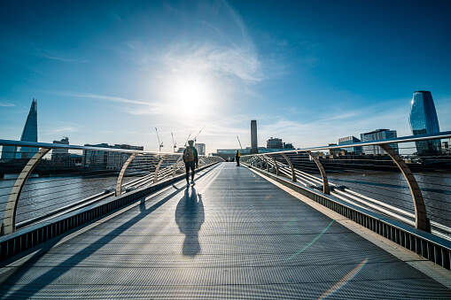 Menschen gehen auf die Millenium Bridge, London | © Gettyimages.com/CHUNYIP WONG