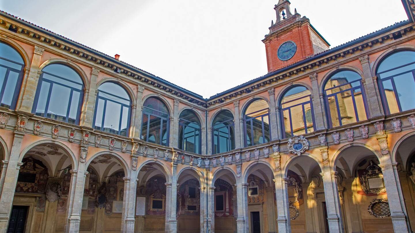 Blick auf den Innenhof mit Glockenturm des alten Bibliotheksgebäudes in der Stadt Bologna | © Gettyimages.com/sedmak