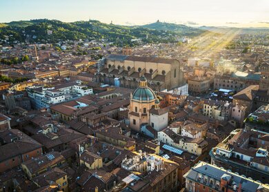 Panoramaausblick vom Asinelli Turm in Bologna | © Gettyimages.com/ozgurdonmaz