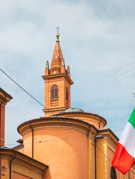 Italien und die EU-Flagge in Bologna bei bewölktem Himmel | © Gettyimages.com/littleclie