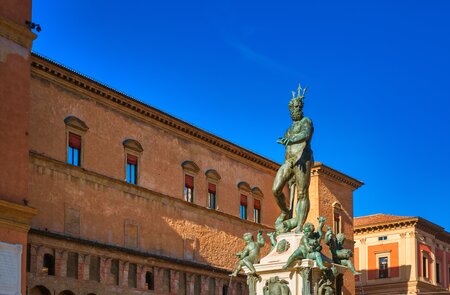 Neptunbrunnen auf der Piazza Maggiore in Bologna, Italien an einem sonnigen Tag | © Gettyimages.com/kekko73