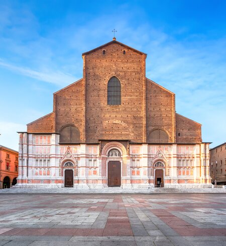 Blick auf die Basilika San Petronio in Bologna bei Sonnenaufgang | © Gettyimages.com/bbsferrari