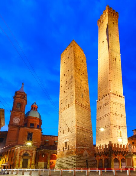 Torre Garisenda und Torre degli Asinelli von Bologna in der Nacht | © Gettyimages.com/KavalenkavaVolha