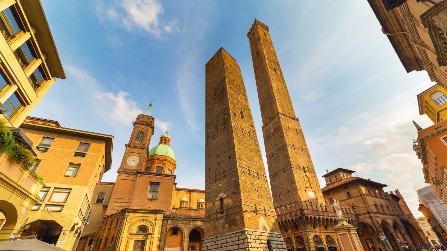 Torre Garisenda und Torre degli Asinelli von Bologna bei Sonnenschein | © Gettyimages.com/KellyISP