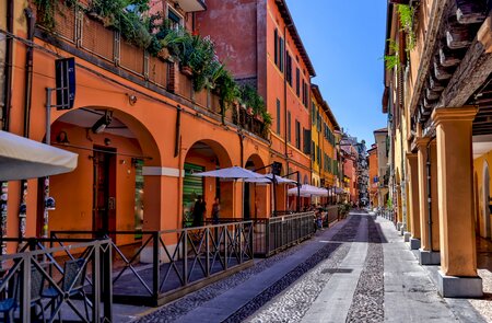 Gebäudefassaden und mittelalterliche Architektur entlang der Straßen in Bologna | © Gettyimages.com/todamo