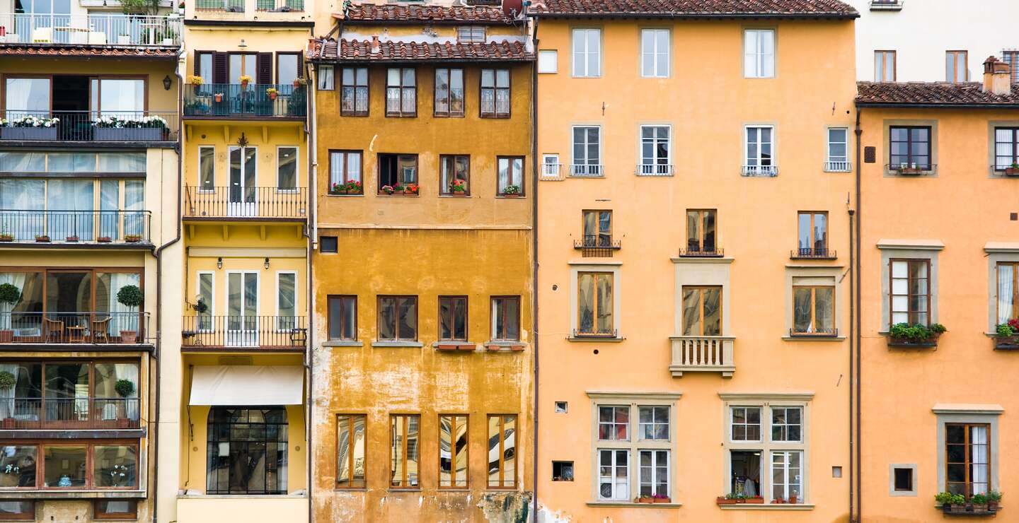 Blick auf die Fassaden von alten Gebäuden in Florenz | © Gettyimages.com/MoreISO