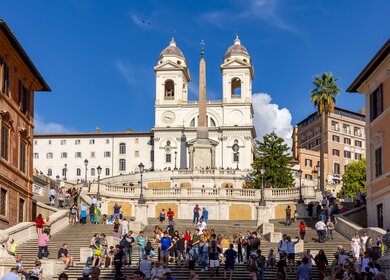 Spanische Treppe und Kirche Trinita dei Monti in Rom | © Gettyimages/Vladislav Zolotov
