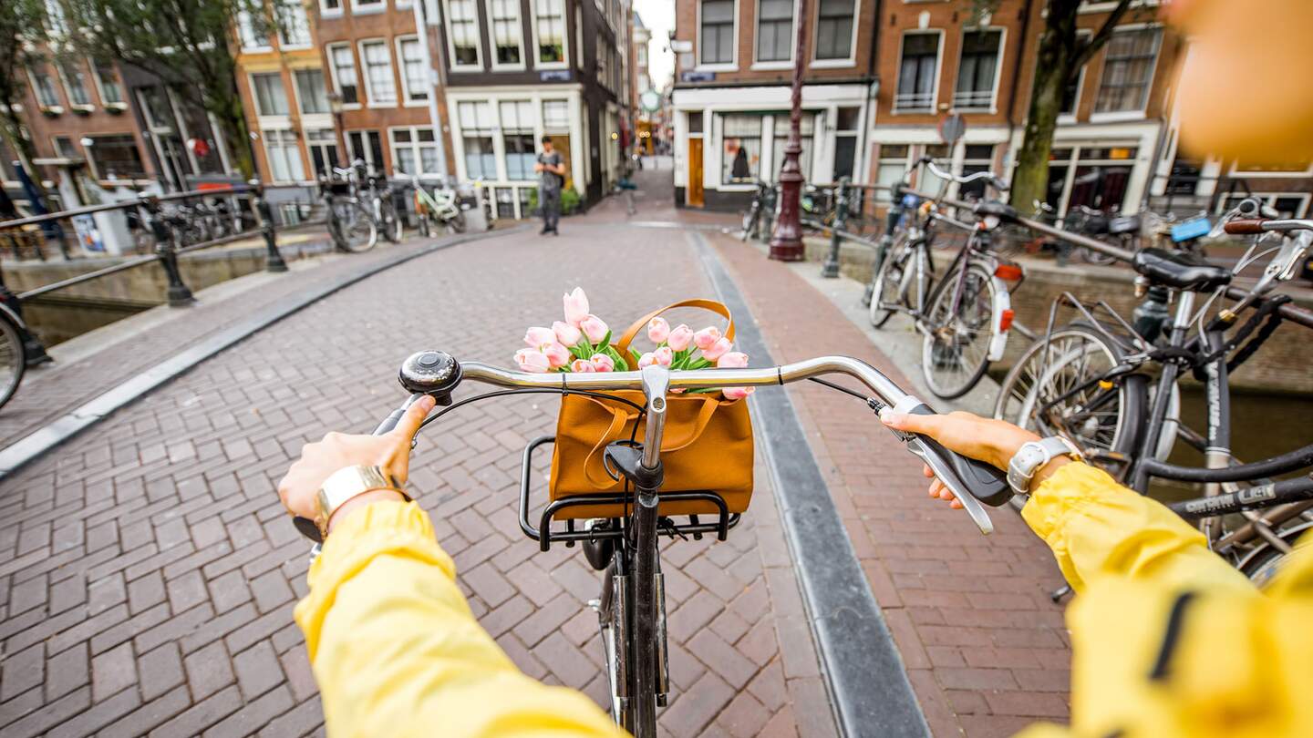 Mit dem Fahrrad durch Amsterdam | © © Gettyimages.com/RossHelen