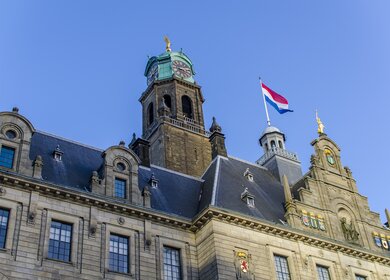 Detail des Rotterdamer Rathauses mit der niederländischen Flagge | © Gettyimages.com/JanJBrand