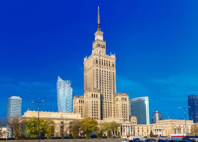 Palast der Kultur und Wissenschaft in der Innenstadt von Warschau mit blauem Himmel | © Gettyimages.com/KavalenkavaVolha