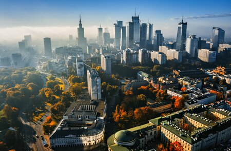 Skyline von Warschau mit hebstlich gefärbten Bäumen   | © Gettyimages.com/Antagain