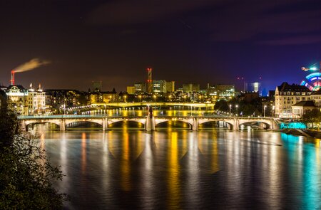 Das Rheinufer und die beleuchtete Stadt Basel bei Nacht | © Gettyimages.com/Leonid Andronov