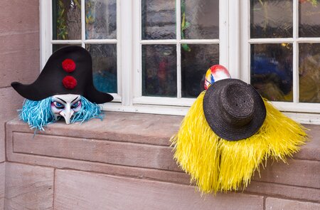 Karnevalsmasken auf einer Fensterbank in Basel | © Gettyimages.com/Helior