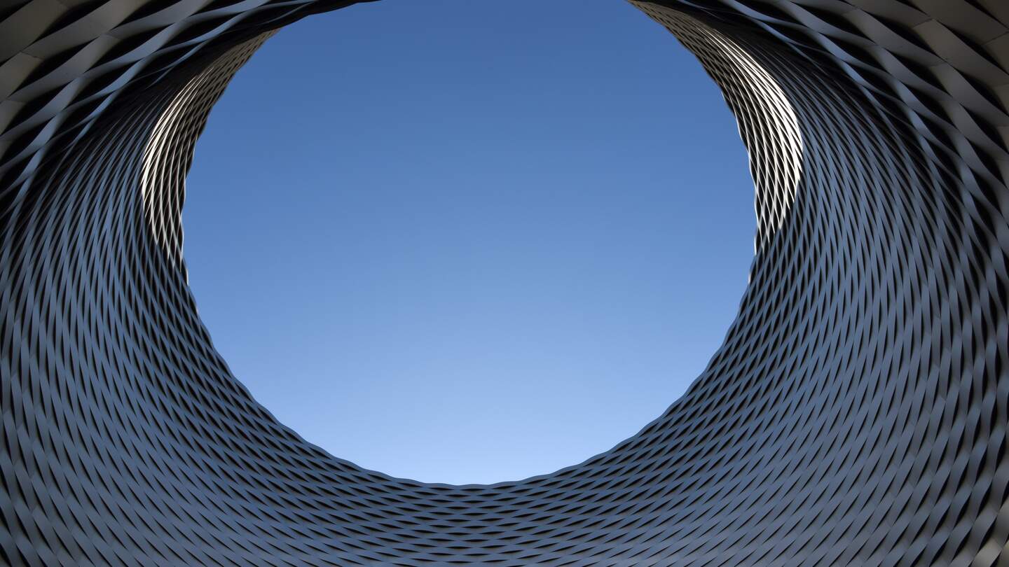 Architektonisches Merkmal - Halle zum Himmel offen in Basel | © Gettyimages.com/Rafael_Wiedenmeier