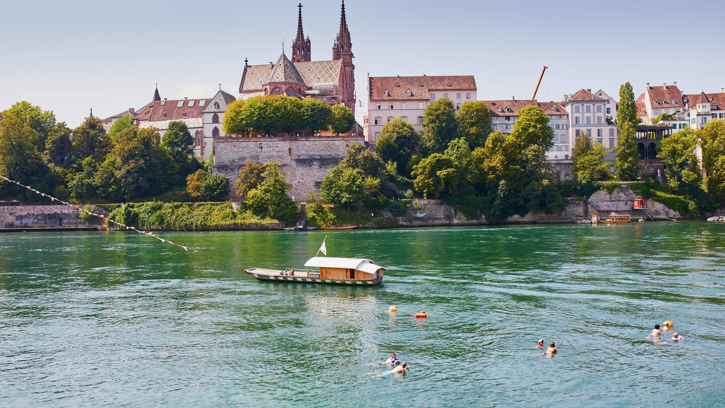 Malerische Aussicht auf Rheinufer mit der Fähre in Basel | © Gettyimages.com/encrier