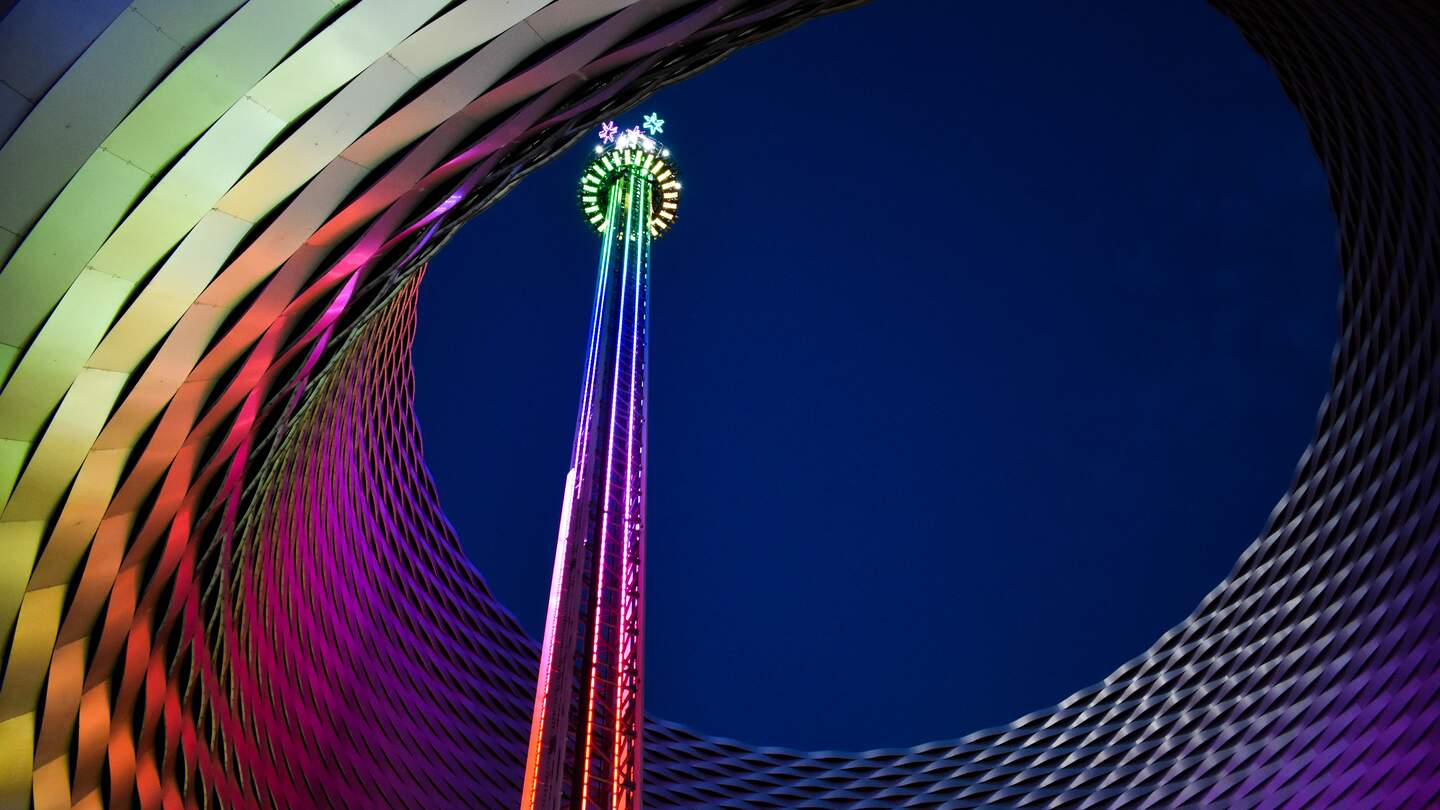 Die Herbstmesse im Luna Park in Basel bei Nacht | © Gettyimages.com/Ekaterina Fokina