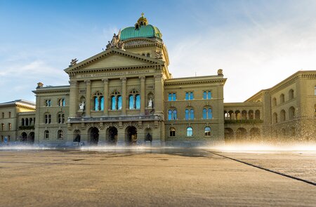 Blick auf das Bundeshaus in Bern, schweizer Parlamentsgebäude | © Gettyimages.com/Markus Thoenen
