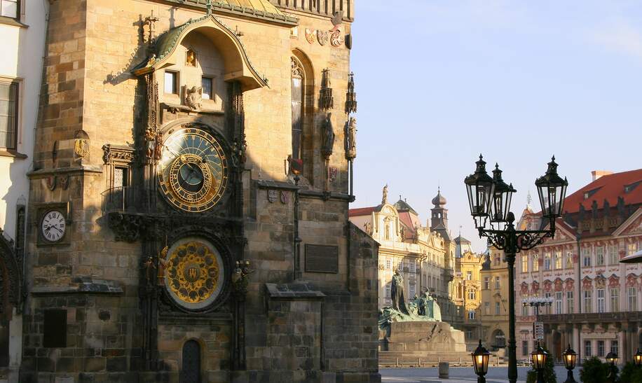 Wenceslas Quadrat und astronomische Uhr in gotischer und barocker Altstadt von Prag an einem sonnigen Tag  | © Gettyimages.com/agustavop