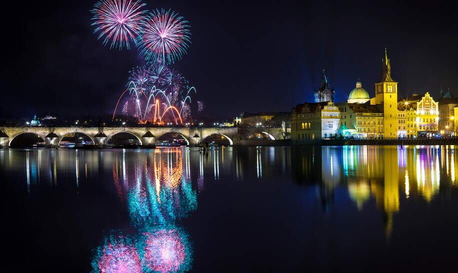 Nacht in Prag mit dem Silvesterfeuerwerk hinter der Karlsbrücke | © Gettyimages.com/gornostaj