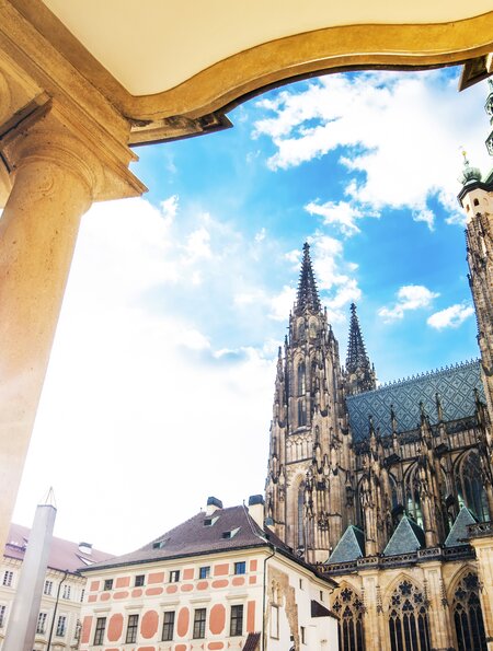 Nahaufnahme des Veitsdoms in der Altstadt von Prag, die Sonne strahlt von links.  | © Gettyimages.com/arcady_31