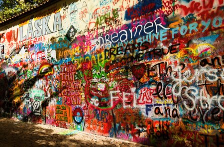Die John-Lennon-Wall, eine bunte Graffiti-Mauer, in Prag | © Gettyimages.com/Nikada