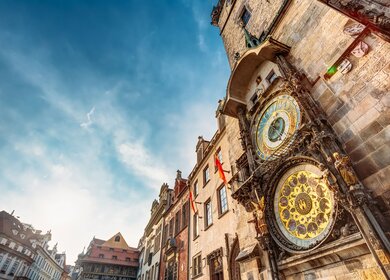 Farbenfroher Blick von schräg unten auf die Astronomische Uhr am Rathaus in Prag | © © Gettyimages.com/Ryhor Bruyeu