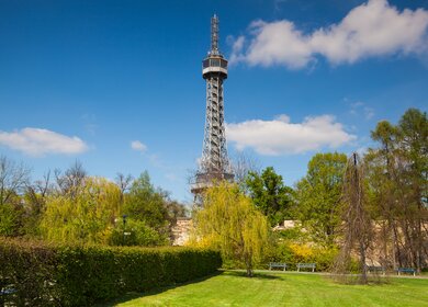 Berühmten Turm - kleiner Eiffelturm - auf dem Petrin-Hügel in Prag. | © GettyImages.com/CaptureLight
