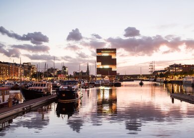 Abendstimmung im modernen und beliebten Stadtteil Eilandje und alter Hafen in Antwerpen/Flandern, Belgien | © Gettyimages.com/Poike