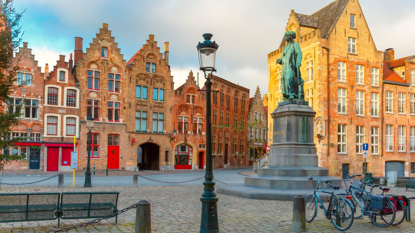 Denkmal des beruehmten Künstlers Jan Van Eyck auf dem Platz in Bruegge | © Gettyimages.com/KavalenkavaVolha