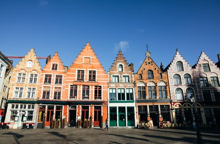 Am grossen Markt stehen bunte, historische Haeuser in der Altstadt in Bruegge. | © Gettyimages.com/agrobacter