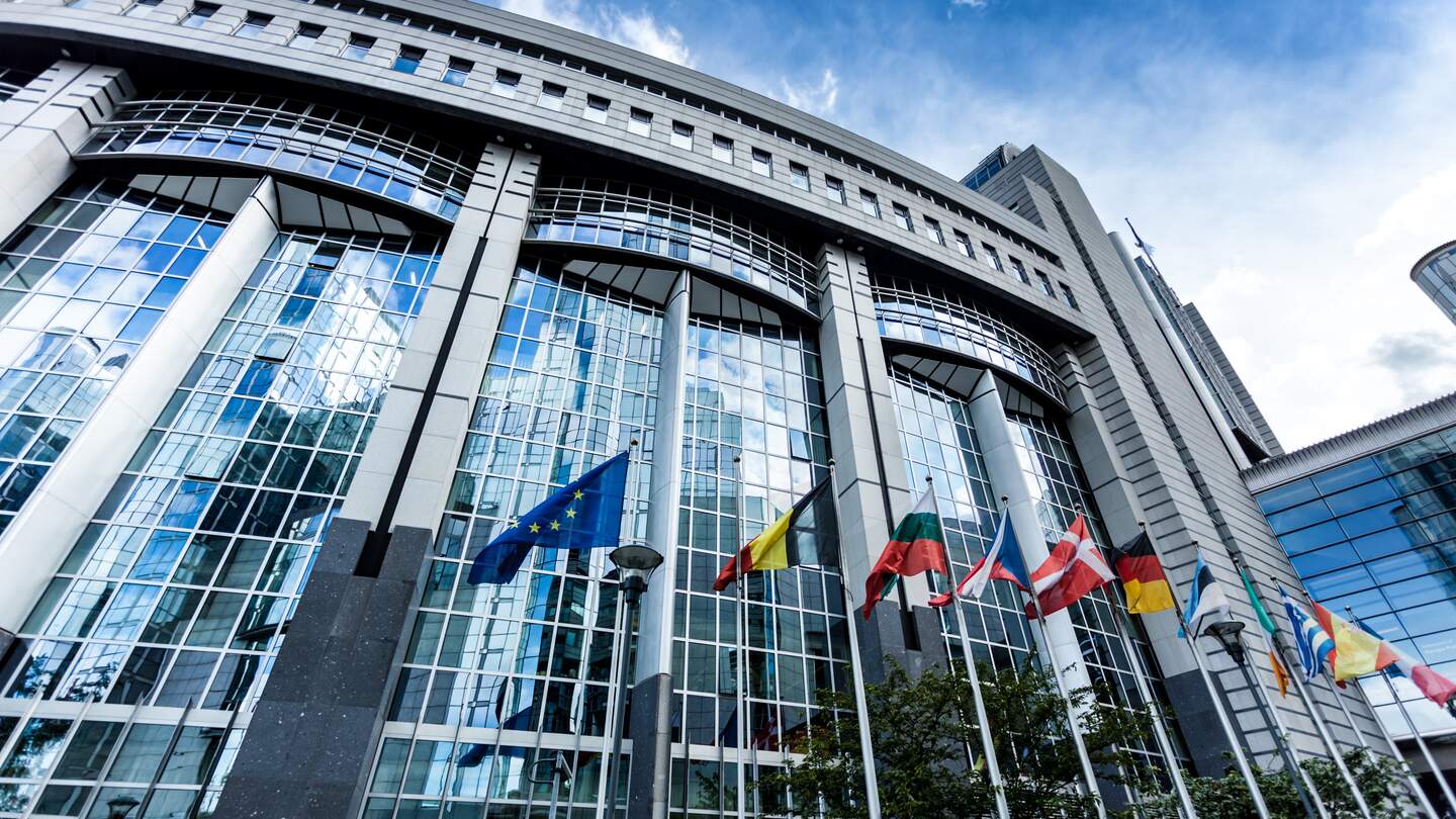 Europaeisches Parlament mit Flaggen in Bruessel | © Gettyimages.com/querbeet