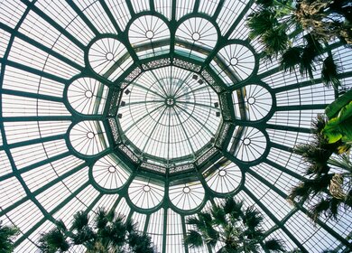 Die riesige Glas- und Metallkuppel des Koeniglichen Gewächshauses in Laeken, Belgien, ist eine beliebte Touristenattraktion in der Region Bruessel | © Gettyimages.com/ACMPhoto