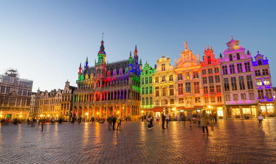 Grand Place mit bunter Beleuchtung in der Daemmerung in Bruessel | © Gettyimages.com/siraanamwong