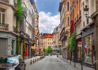 Belebte Strasse in der Altstadt Bruessel | © Gettyimages.com/adisa