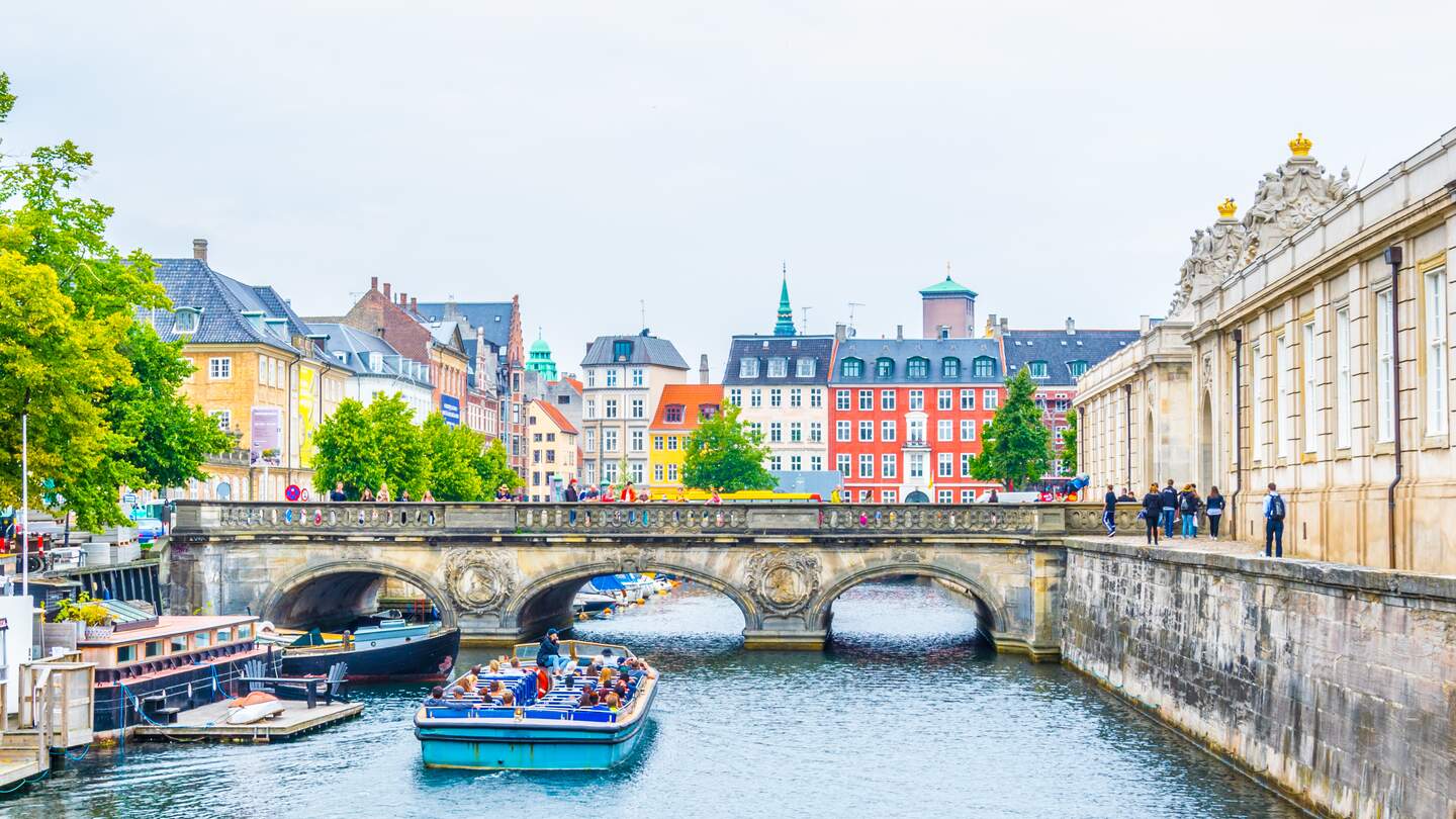Blick auf einen Kanal mit Ausflugsboot in Kopenhagen | © Gettyimages.com/trabantos