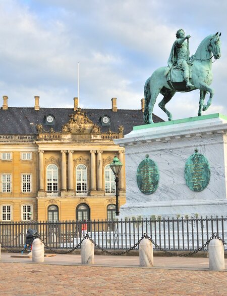 Architektur des Schlossplatzes Amalienborg in Kopenhagen | © Gettyimages.com/TanyaSv