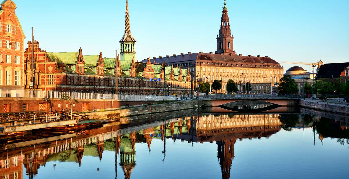 Boersengebäude in Kopenhagen bei Sonnenaufgang | © Gettyimages.com/alxpin