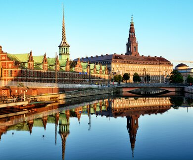 Boersengebäude in Kopenhagen bei Sonnenaufgang | © Gettyimages.com/alxpin